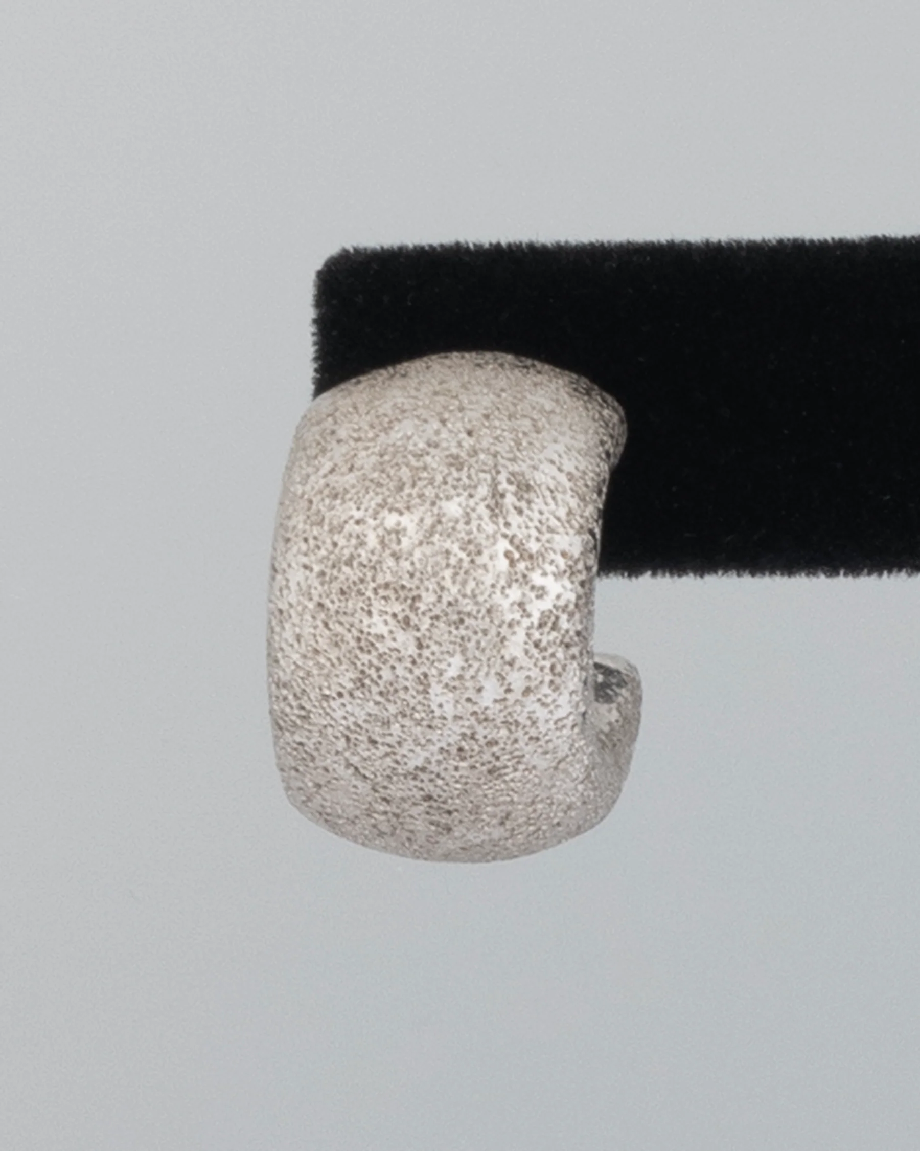 ear M2513 - Image 2