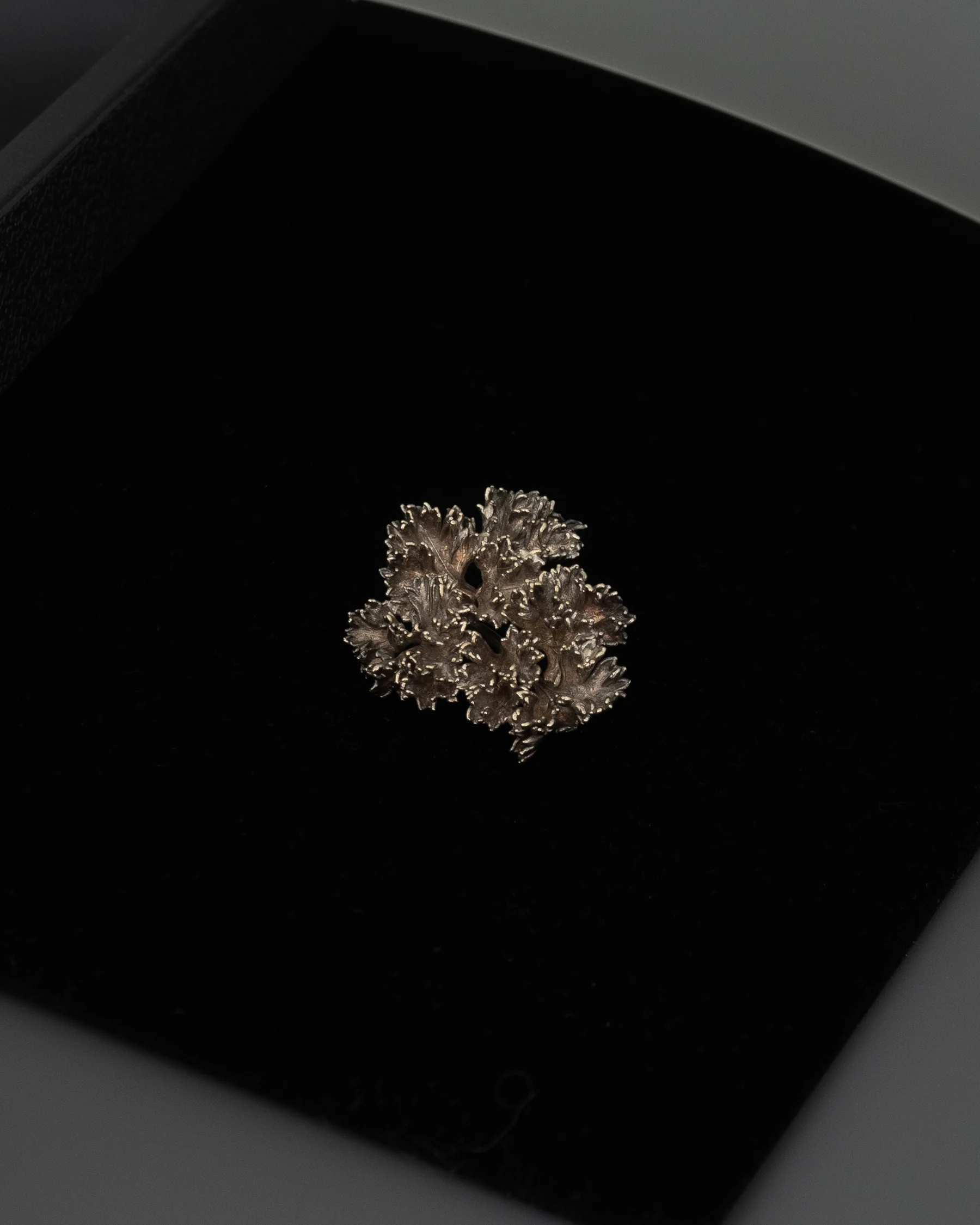pin J2635 - Image 4